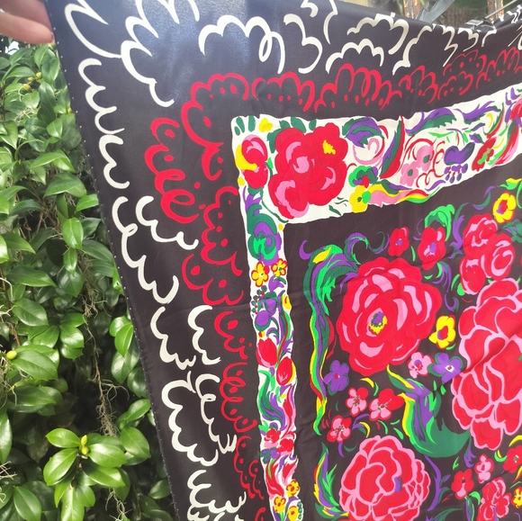 Gianni Versace 90s vintage Floral Oversized Scarf 60 in x 110 in - Picture 5 of 13